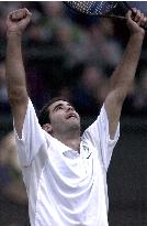 Sampras celebrates record-breaking victory at Wimbledon